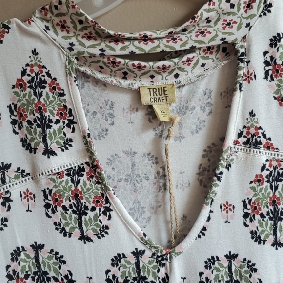 Ladies top - Picture 2 of 4